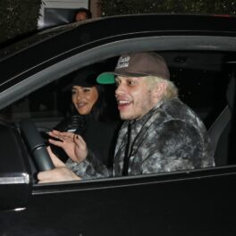 Kim și iubitul ei, Pete Davidson, fotografiați în timp ce glumesc cu presa, în mașină