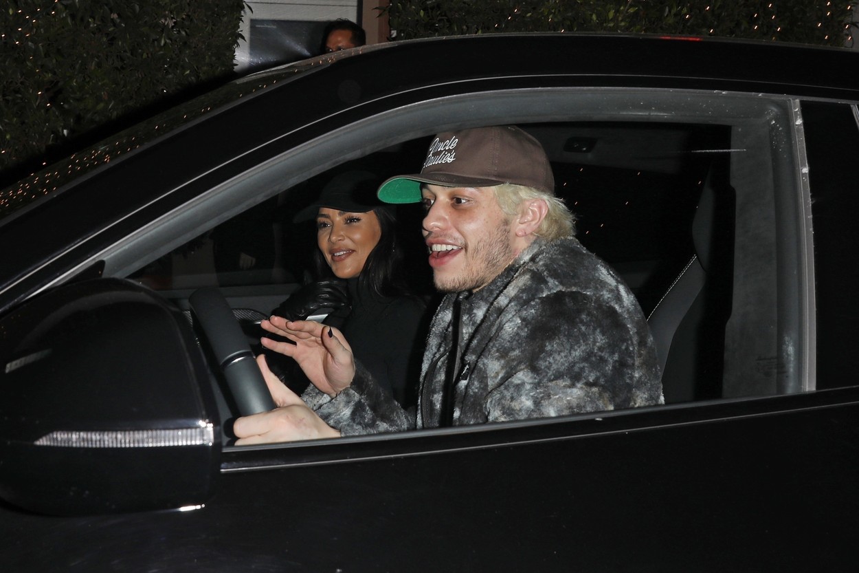 Kim și iubitul ei, Pete Davidson, fotografiați în timp ce glumesc cu presa, în mașină
