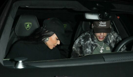 Kim Kardashian și Pete Dvaidson, fotografiați în mașină, în timp ce chicotesc