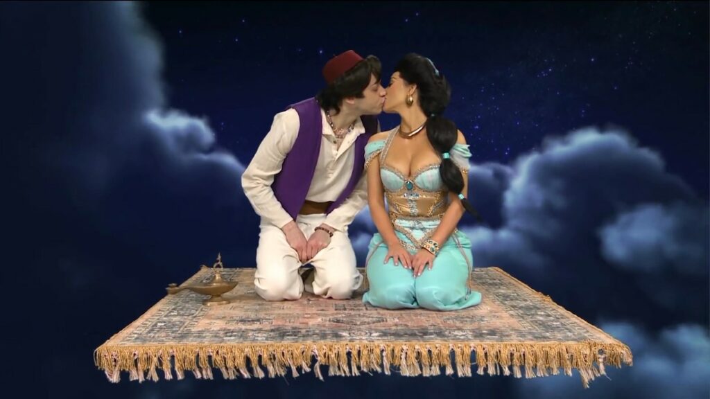 Kim Kardashian și Pete Davidson s-au sărutat la SNL, într-o scenetă