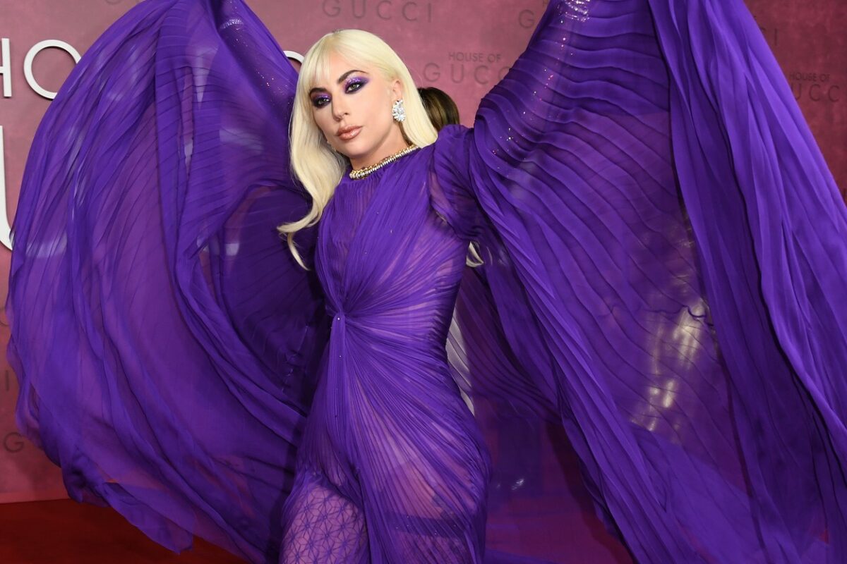 Lady Gaga, la premiera House of Gucci din Londra, într-o rochie mov