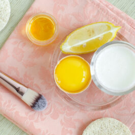 Lămâie, miere, ou și iaurt, pe un prosop, pregătite pentru o mască