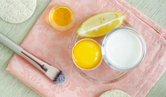 Lămâie, miere, ou și iaurt, pe un prosop, pregătite pentru o mască