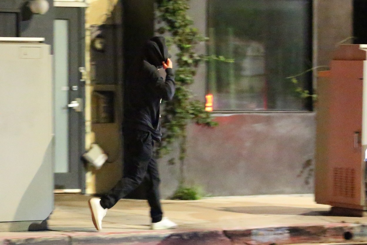 Leonardo DiCaprio, în plină stradă, în timp ce intra la un restaurant din Santa Monica