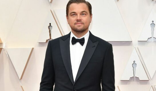 Leonardo DiCaprio, la panou, pe covorul roșu, la Premiile Oscar 2020