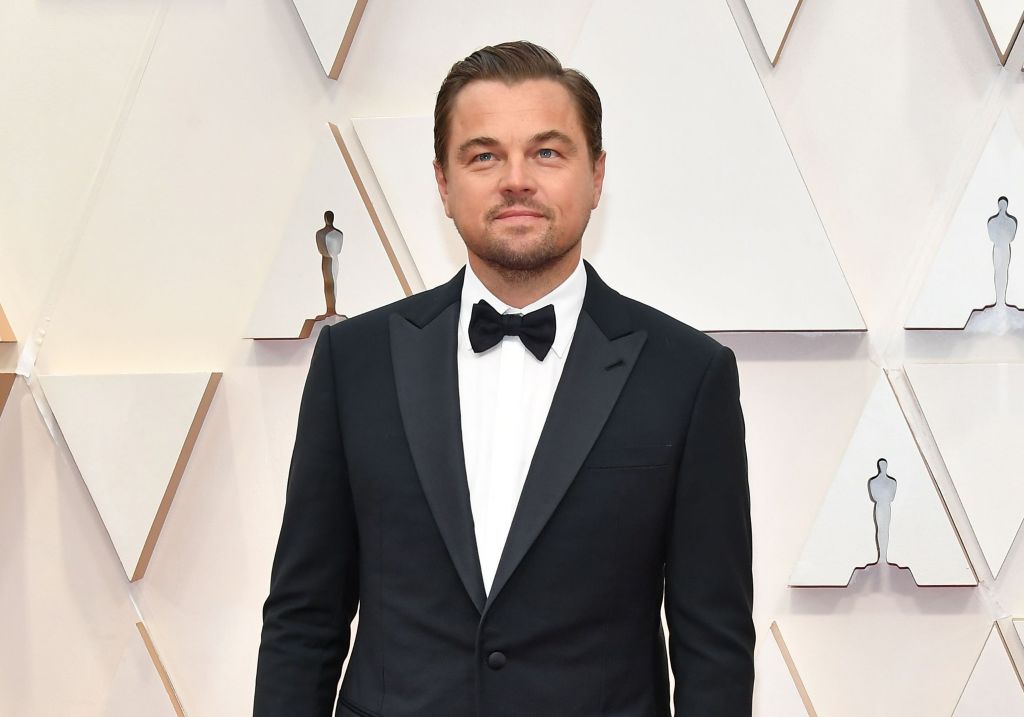 Leonardo DiCaprio, la panou, pe covorul roșu, la Premiile Oscar 2020