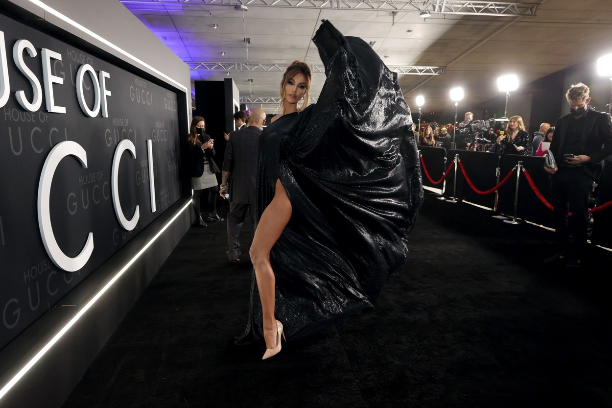 Mădălina Ghenea, într-o rochie neagră la premiera House of Gucci din Los Angeles