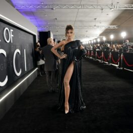 Mădălina Ghenea, în timp ce pozează pe covorul roșu la turneul de promovare House of Gucci din Los Angeles