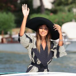 Mădălina Ghenea, fotografiată în timp ce salută fanii la Festivalul de Film de la Veneția