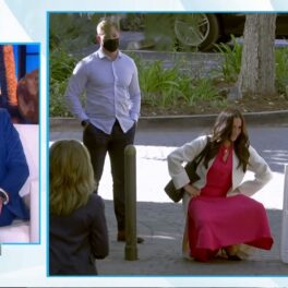 Prezentatoarea TV Ellen DeGeneres în timp ce îi dă indicații lui Meghan Markle care stă pe vine în plină stradă