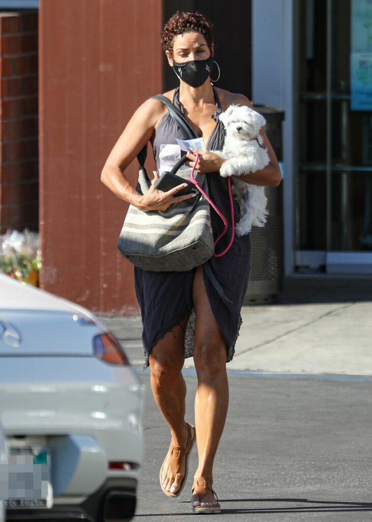 Nicole Murphy, cu câinele în brațe, pe stradă