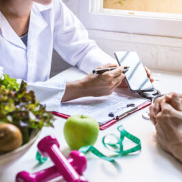 O discuție între medicul nutriționist și pacientă despre un plan alimentar
