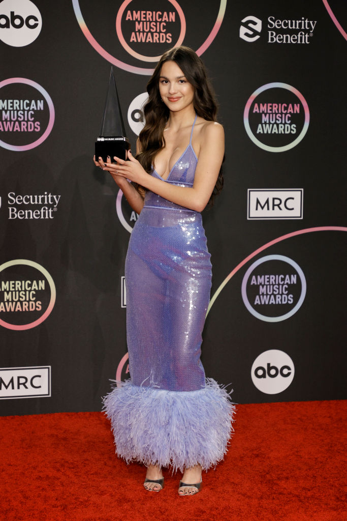 Olivia Rodrigo, la American Music Awards 2021, pe covorul roșu, într-o rochie transparentă din paiete