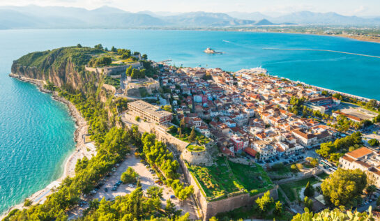 Orașul Nafplio din Grecia, cu vedere la Marea Mediterană, orașul vechi și portul