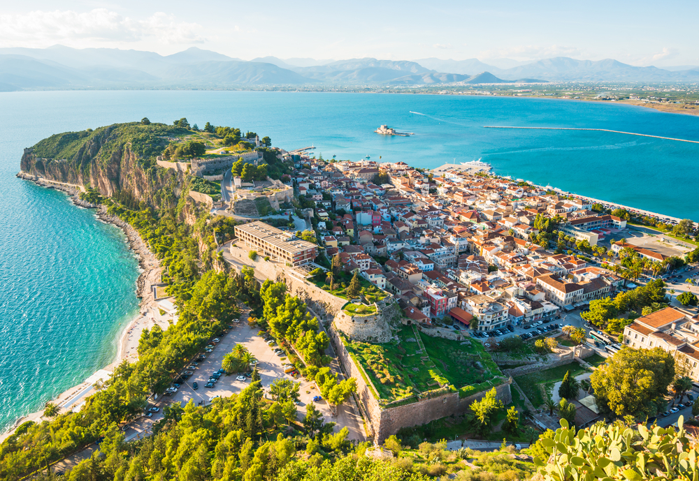 Orașul Nafplio din Grecia, cu vedere la Marea Mediterană, orașul vechi și portul