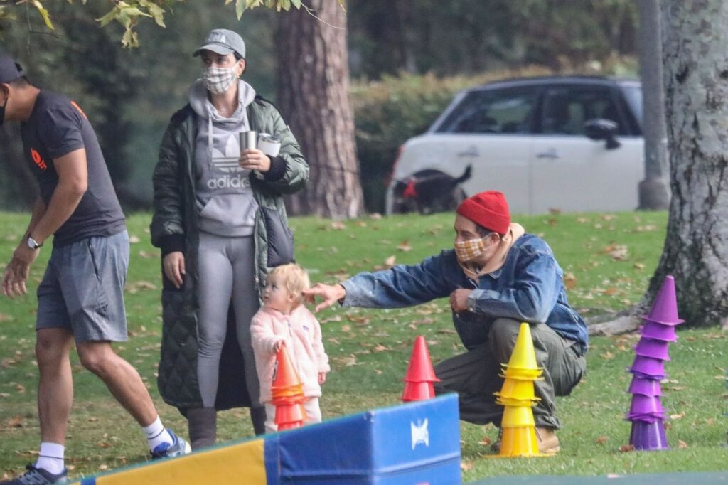 Orlando Bloom, alături de fiica sa, la joacă în parc
