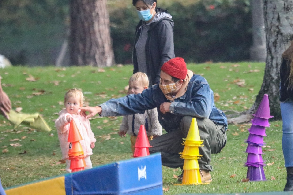 Orlando Bloom, cu fiica sa, Daisy Dove, în parc, la joacă