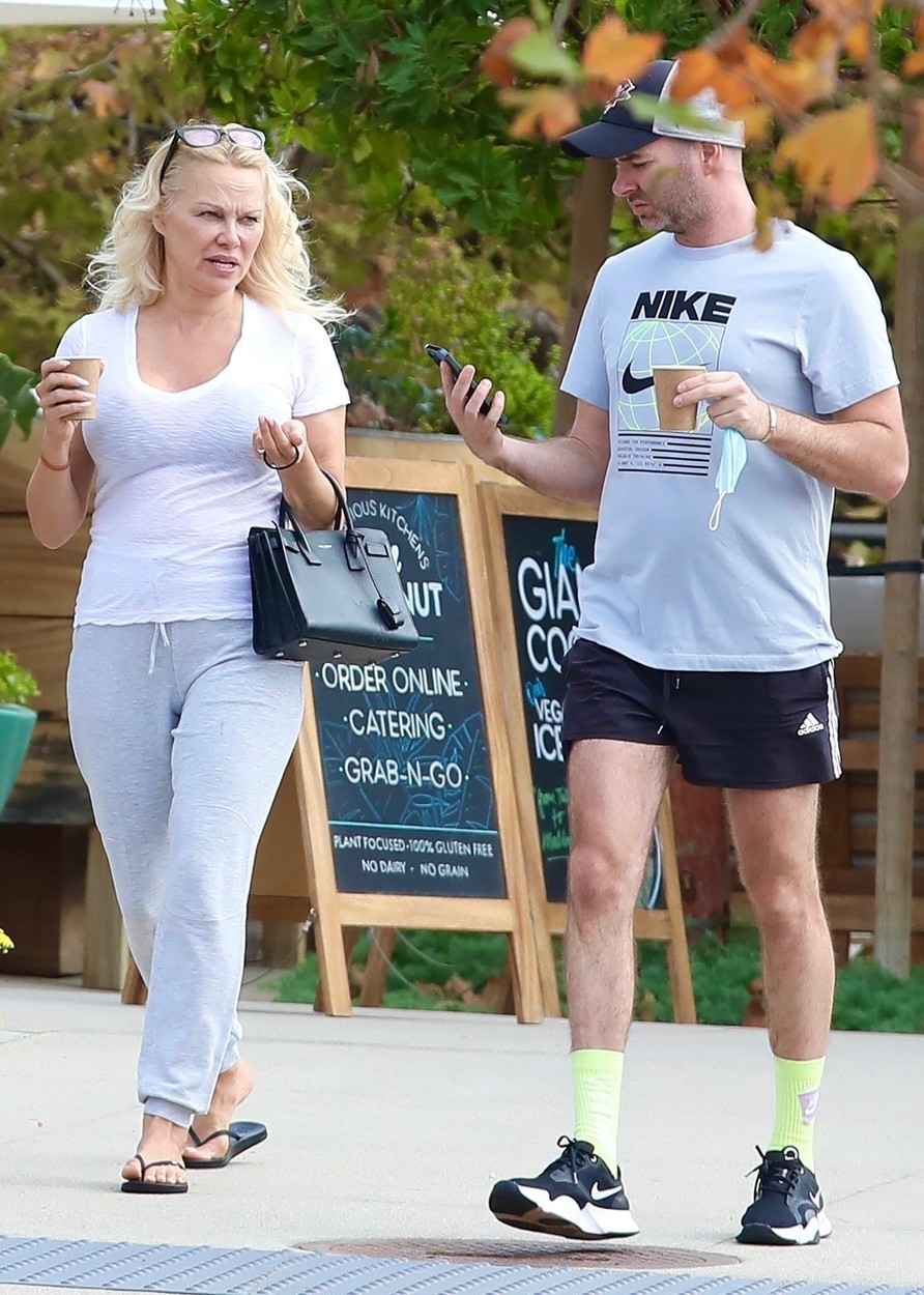 Pamela Anderson, alături de un prieten, în Malibu, cu o cafea în mână