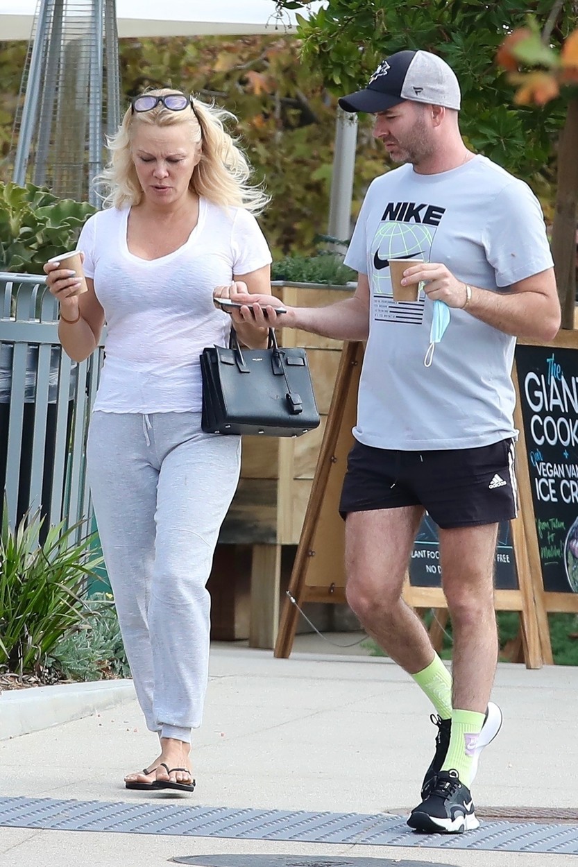 Pamela Anderson, cu un prieten, la plimbare în Malibu