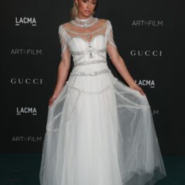 Paris Hilton a purtat o rochie albă, cu pietre, la gala LACMA 2021