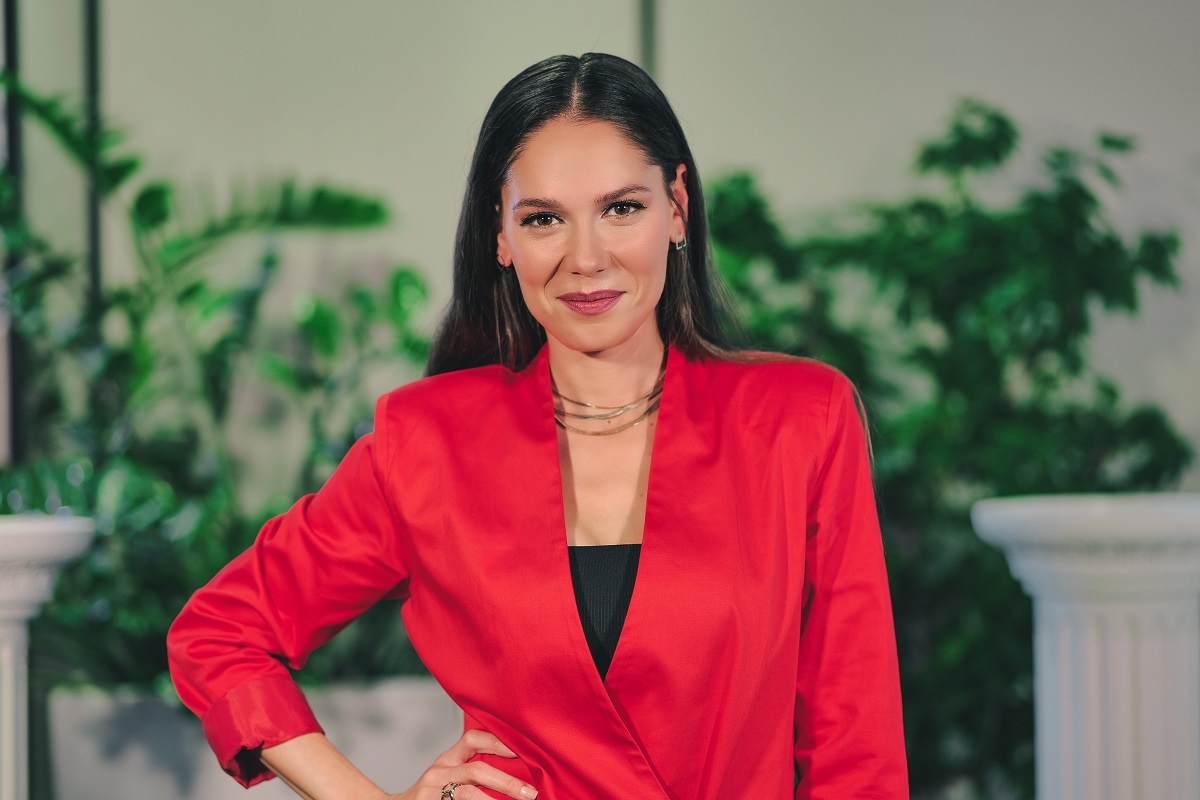 Prezentatoarea TV, Irina Fodor, într-un sacou roșu la interviul pentru CaTine