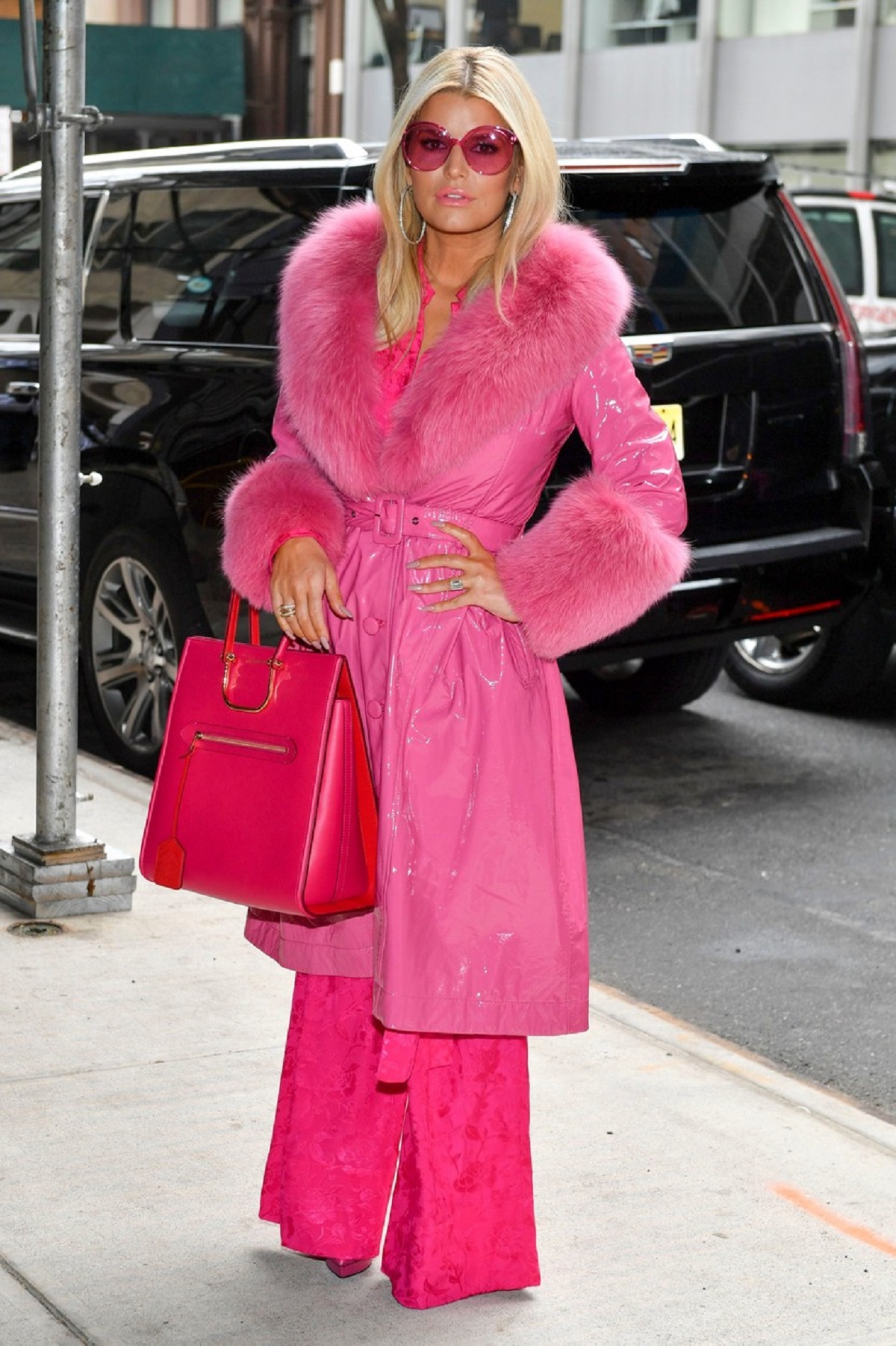 Jessica Simpson într-o costumație roz cu ochelari de soare în timp ce se plimbă pe străzile din New York în 2020