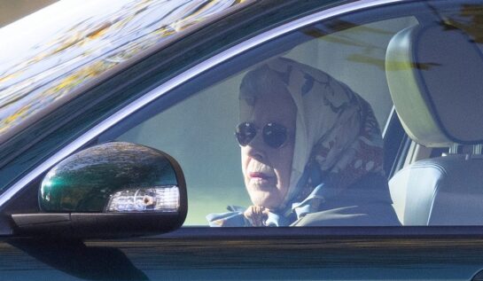 Regina Elisabeta a fost surprinsă la volan în jurul Castelului Windsor. Monarhul Marii Britanii a încălcat recomandarea medicilor