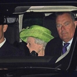 Regina Elisabeta într-un costum verde în mașină în timp ce vine la botezul strănepoților săi