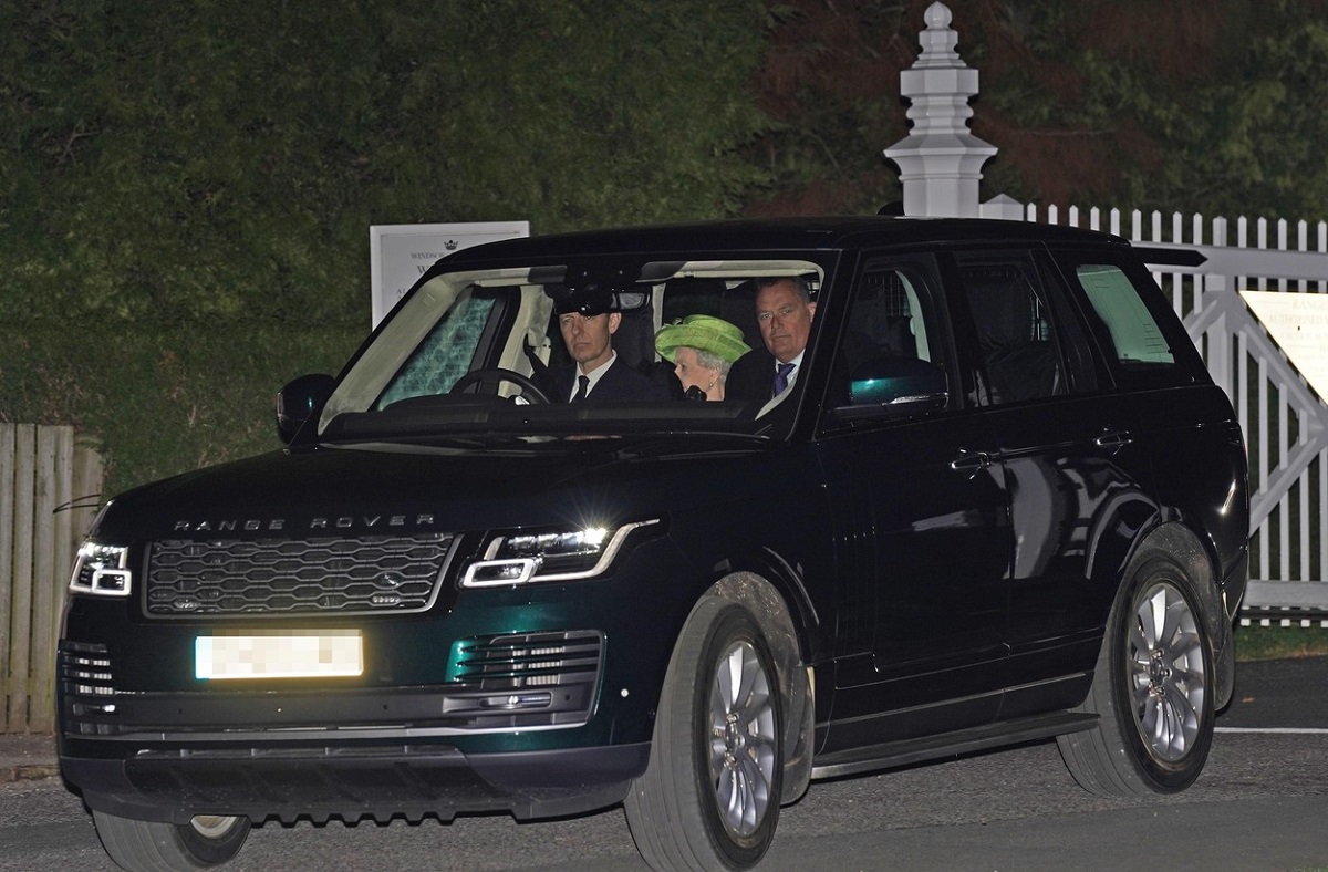 O mașină neagră în care se află Regina Elisabeta care vine la botezul fiilor Prințesei Eugenie și a lui Zara Tindall