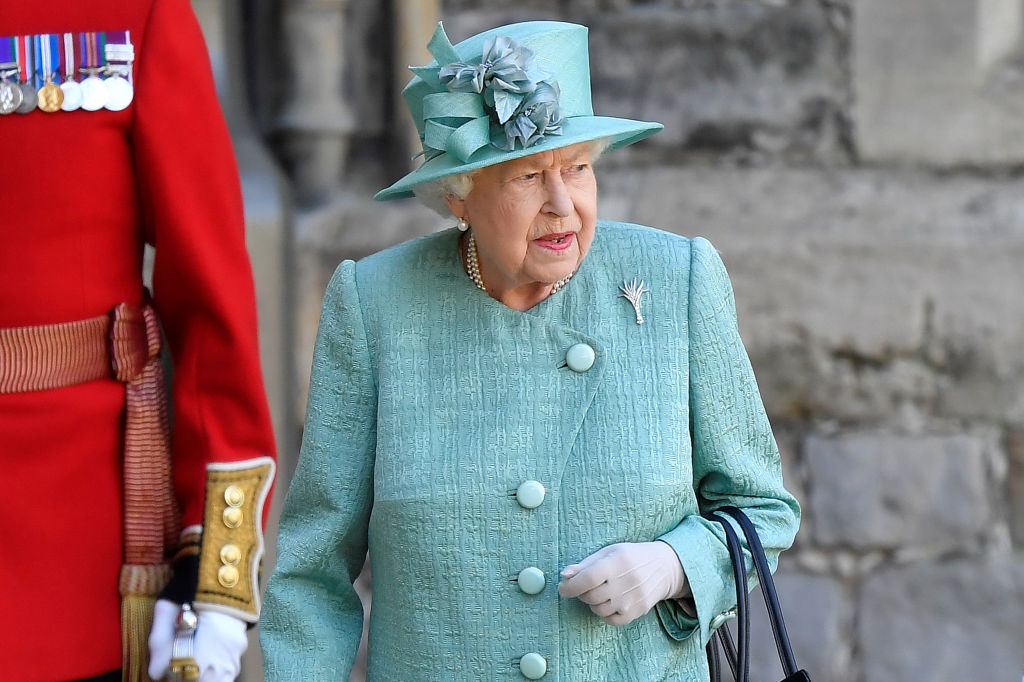 Regina Elisabeta a II-a la Tropping the Colour în 2020, într-o ținută deschisă la culoare