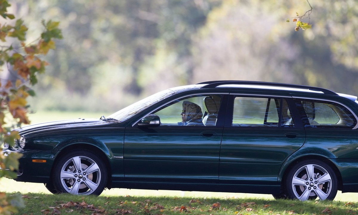 Regina Elisabeta în timp ce conduce o mașină verde Jaguar