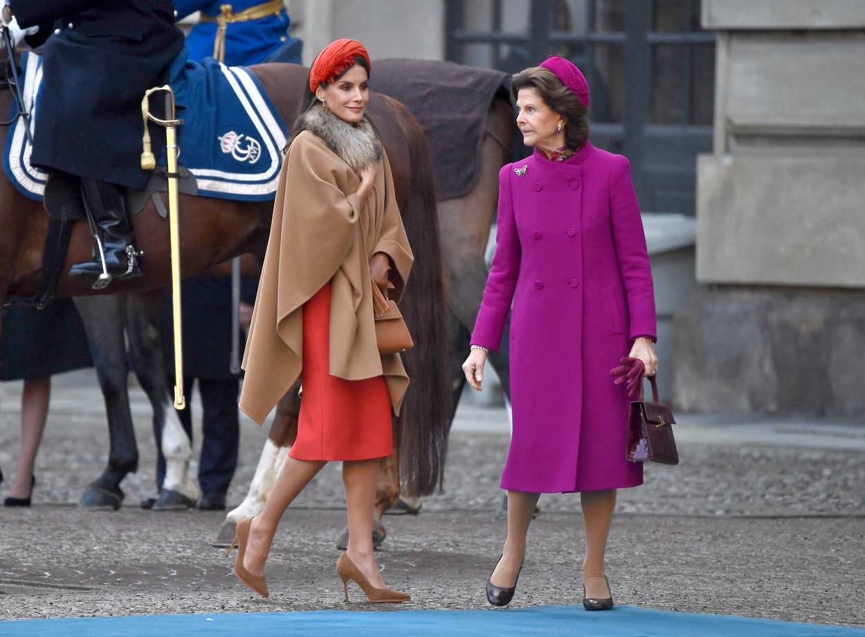 Regina Letizia a Spaniei, alături de Regina Victoria a Suediei, în ținute elegante