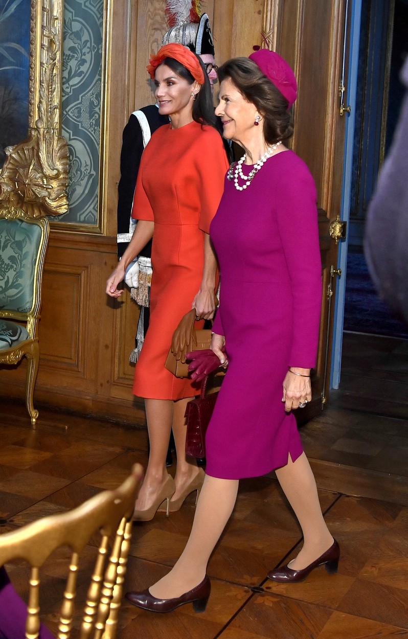 Regina Letizia a Spaniei, într-o rochie portocalie, alături de Regina Victoria a Suediei, la Palatul Stockholm