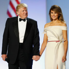 Donald Trump, în timp ce o ține de mână pe Melania Trump, la Freedom Ball, în 2020