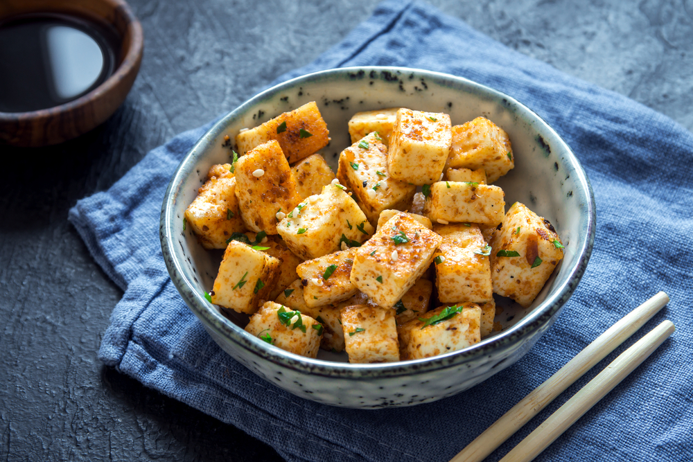Tofu într-un caston pe un fundal albastru