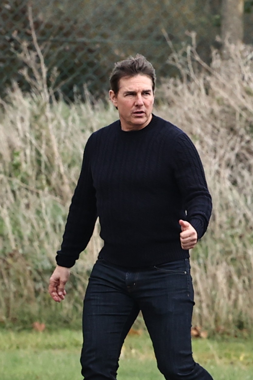 Tom Cruise, imagini pe un aerodrom din Cambridge