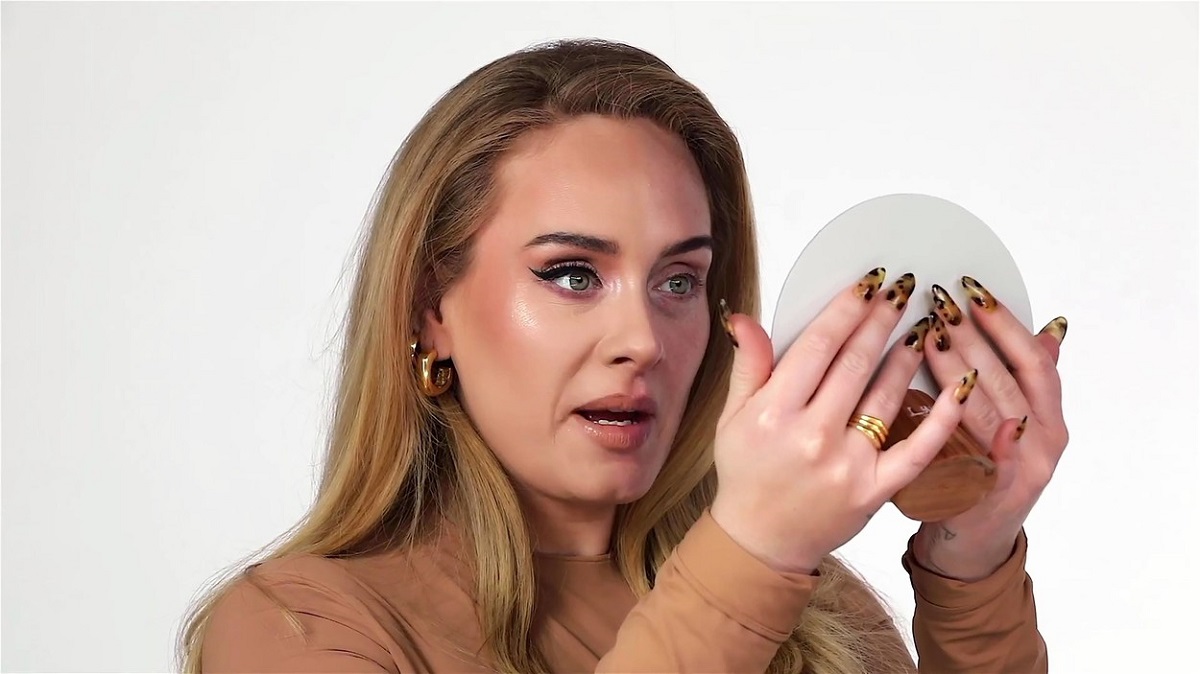 Adele în timp ce este surprinsă și se admiră în oglindă
