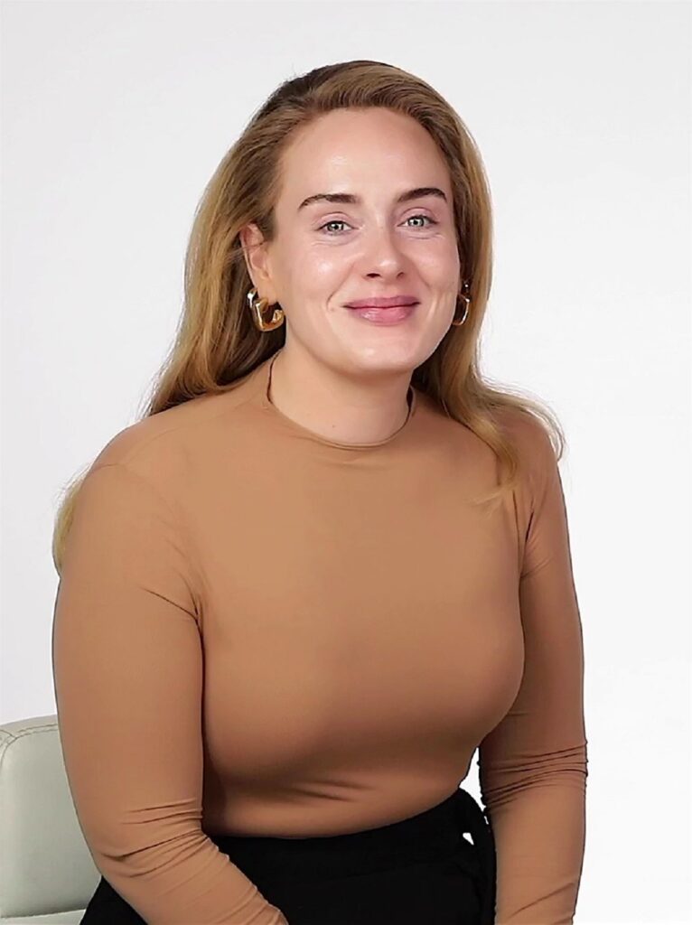Adele într-o bluză crem s-a pozat nemachiată