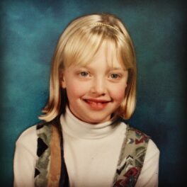 Amanda Seyfried, zâmbind într-o fotografie din albumul școlii