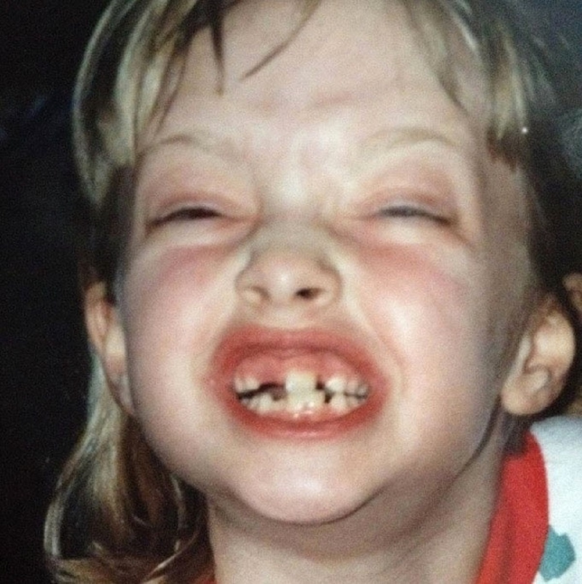 Amanda Seyfried în copilărie în timp ce zâmbește