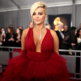 Bebe Rexha într-o rochie roșie la premiile Grammy din 2019