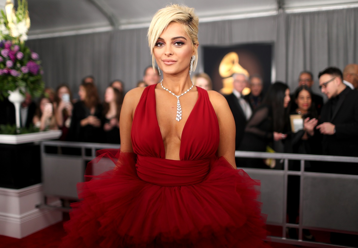 Bebe Rexha într-o rochie roșie la premiile Grammy din 2019