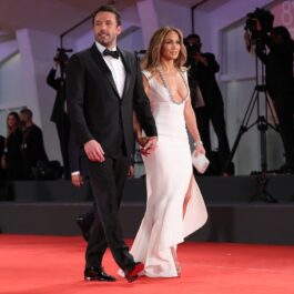 Ben Affleck alături de Jennifer Lopez pe covorul roșu la premiera filmului The Last Duel de la festivalul de film de la Veneția