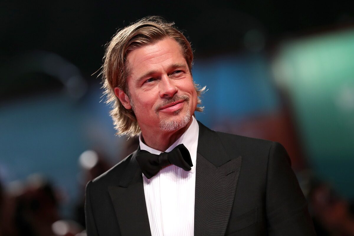 Brad Pitt la costum cu papion pe covorul roșu la premiile Oscar din 2020