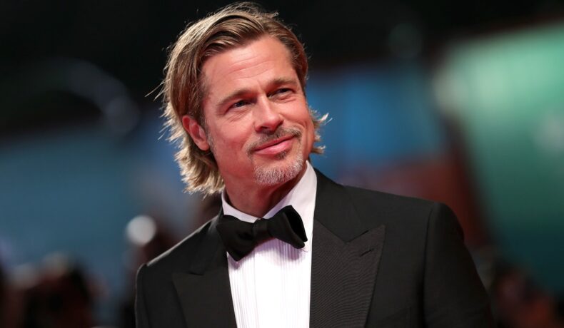 Brad Pitt la costum cu papion pe covorul roșu la premiile Oscar din 2020
