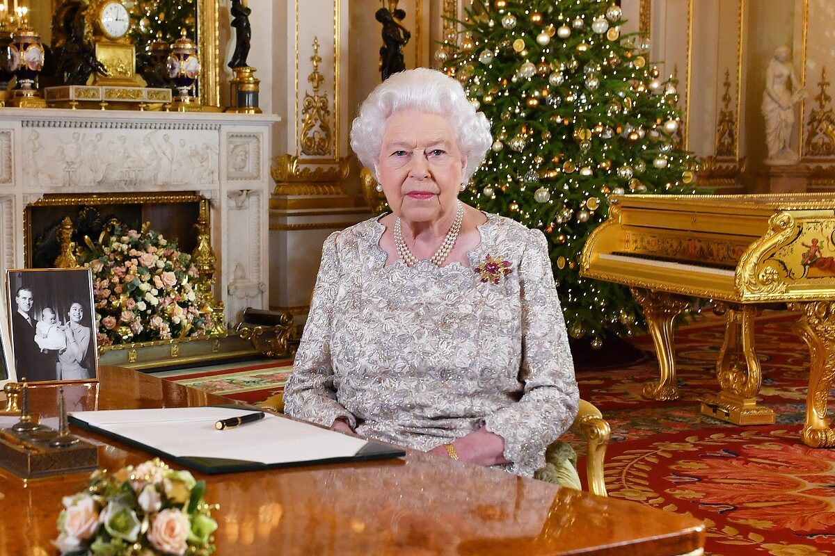Regina Elisabeta într-o rochie argintie în fața unu brad de Crăciun la Windsor în 2017