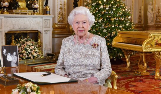 Regina Elisabeta într-o rochie argintie în fața unu brad de Crăciun la Windsor în 2017