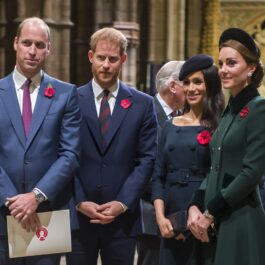 Prințul William alături de Prințul Harry, Meghan Markle și Kate Middleton într-o catedrală