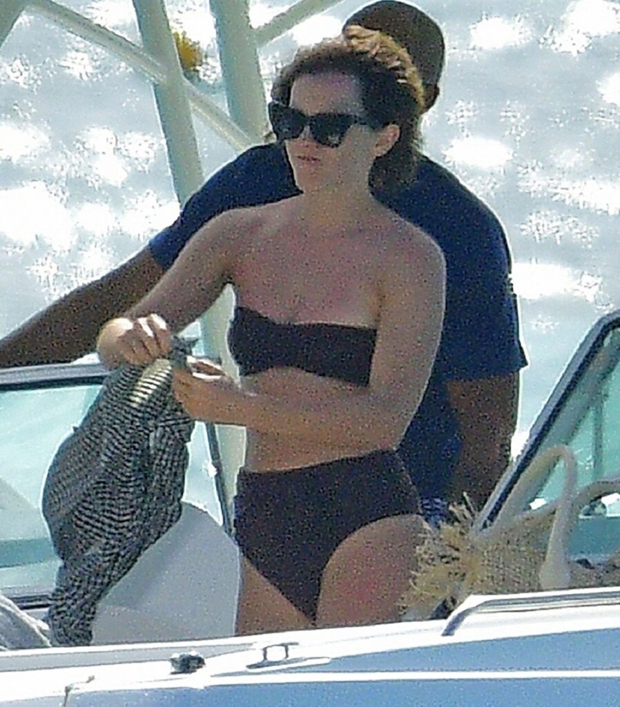 Emma Watson și-a surprins admiratorii într-un costum de baie negru în timp ce se afla pe o barcă spre Barbados
