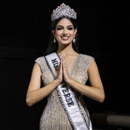 Harnaaz Sandhu pe scena concursului după ce a fost aleasă Miss Univers 2021